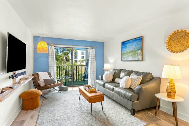Updated Condo with shared tennis, close to Coligny Plaza and beach