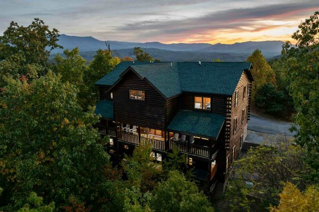 Sleeps 116 | Smoky Mountain Views | 4 Hot Tubs | 2 Game Rooms |