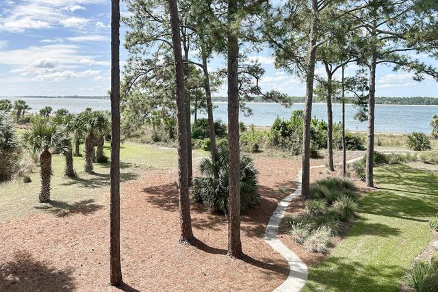 Oceanfront home with kitchen, balcony, patio - shared pool and trails