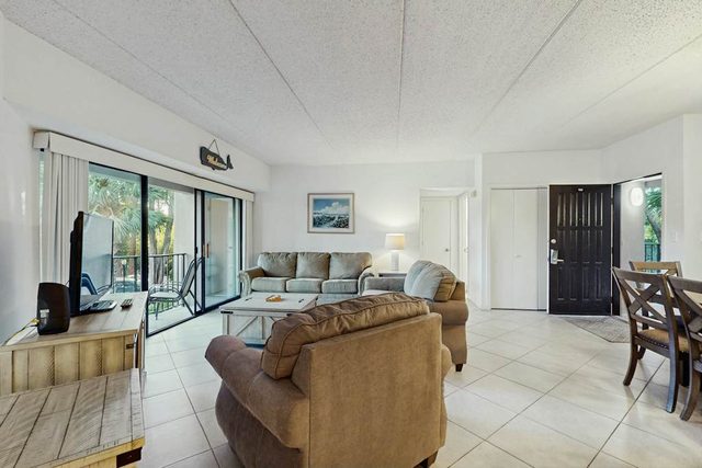 Newly renovated villa near the beach with pool & tennis -  walk to Coligny Plaza