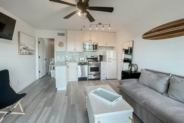 Updated condo in beachfront complex with pools & hot tubs - walk to dining