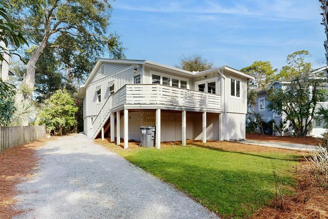 Dog & Snowbird-Friendly Gem - AC, WiFi & Boat Parking, Walk to Folly Field Beach