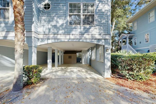 Walk to beach! Charming & Spacious townhouse with a shared pool