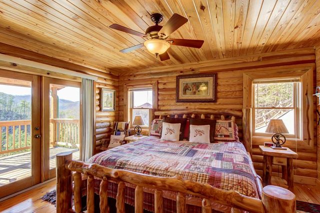 3BR Wears Valley Cabin with Game Room & Hot Tub