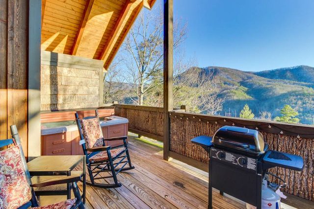Mountain Views, Cozy Fireplace, Grill, Hot Tub
